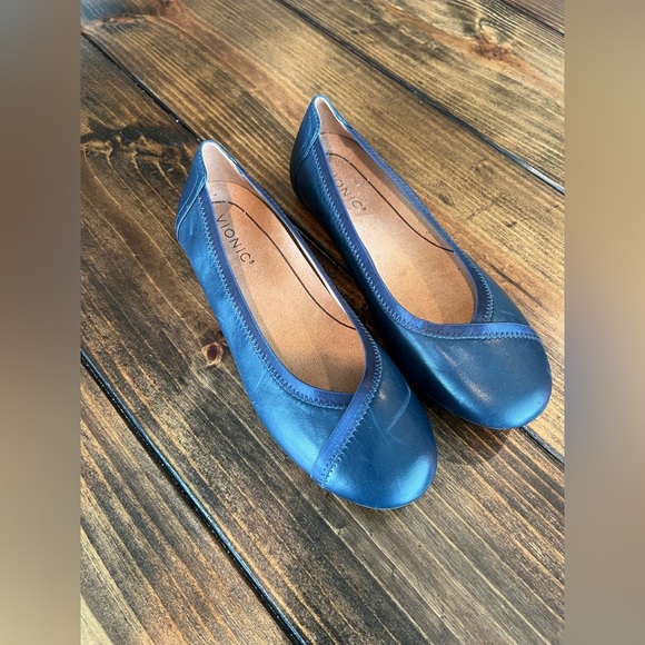Vionic Women's Carrol Blue Flats, size 7.5, GUC, comfort, stylish, slip-on - Picture 1 of 6